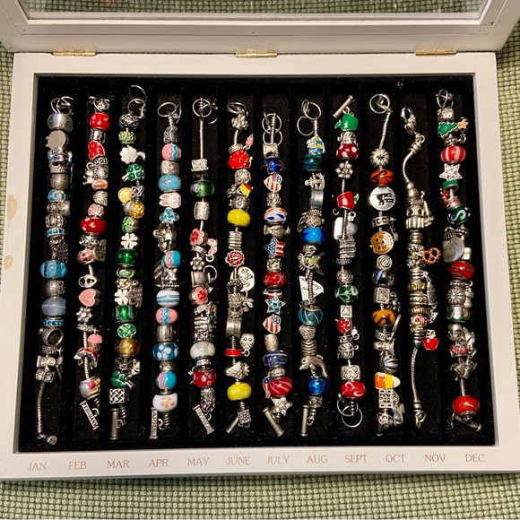 NEW Willabee and Ward 12-month Charm Bracelet Boxed Set - Picture 2 of 5